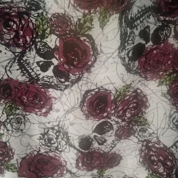 Hot Topic Women's Skull & Roses High Low Hem Blouse Size Large - Picture 7 of 11